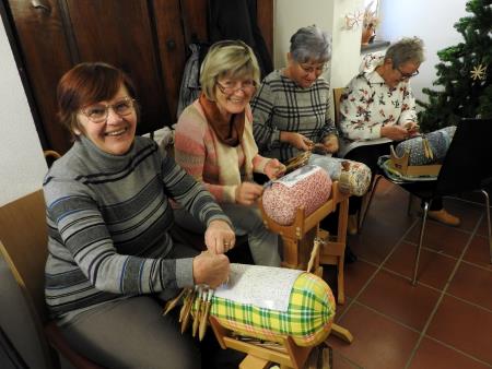 Štiri klekljarice so v živo prikazale  umetnost ustvarjanja slovenske čipke